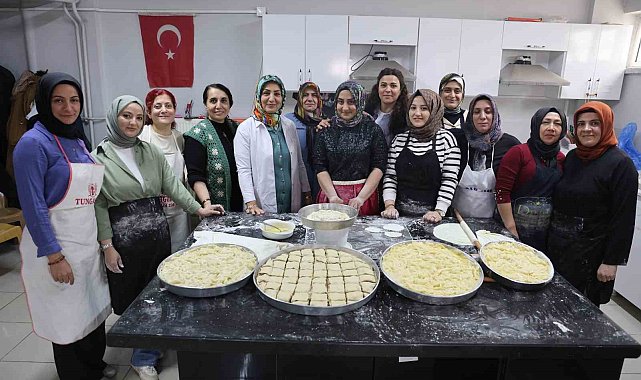 Elazığ'da bir yandan eğitim diğer yandan bayram hazırlığı