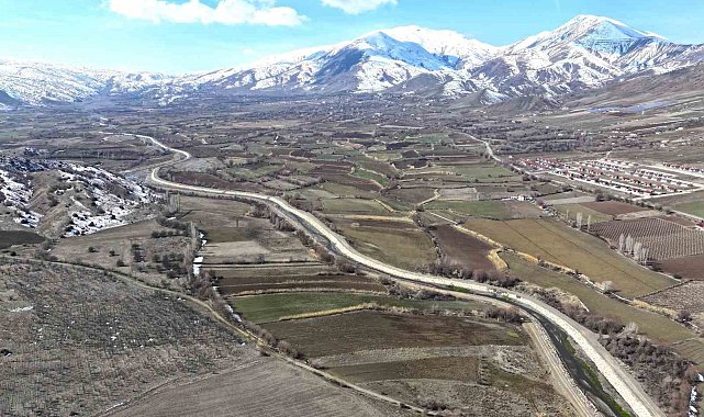 Elazığ'da dere ıslahı çalışmaları sürüyor