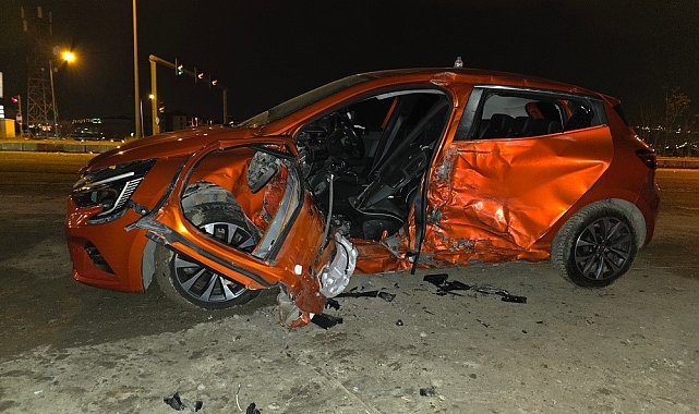 Elazığ'da hafif ticari araç ile otomobil çarpıştı: 3 yaralı