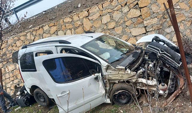 Elazığ'da hafif ticari araç şarampole uçtu: 4 yaralı