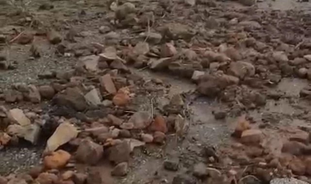 Elazığ'da heyelan nedeniyle yol ulaşıma kapandı
