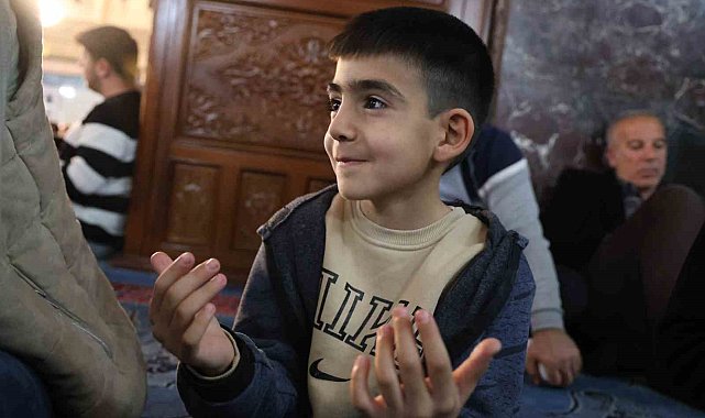 Elazığ'da Kadir Gecesi'nde vatandaşlar camilere akın etti