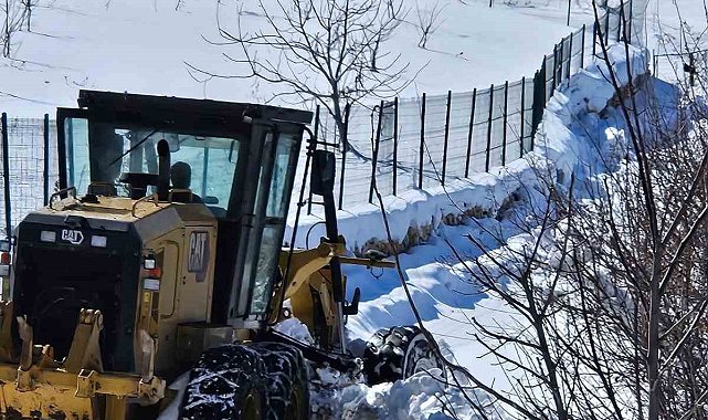 Elazığ'da kapanan köy yollarında çalışmalar sürüyor