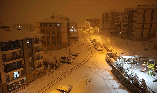 Elazığ'da kar yağışı etkisini artırdı, kent beyaza büründü