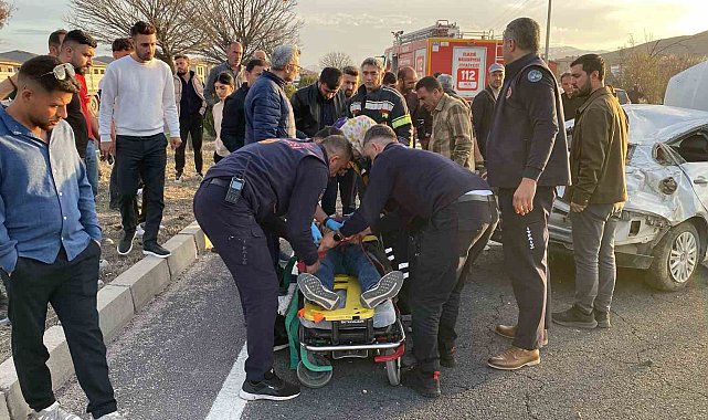 Elazığ'da karşı şeride geçen otomobil takla attı: 1 yaralı