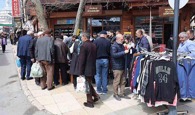Elazığ'da kıyafetin 100 lira olduğunu duyan vatandaşlar buraya akın etti