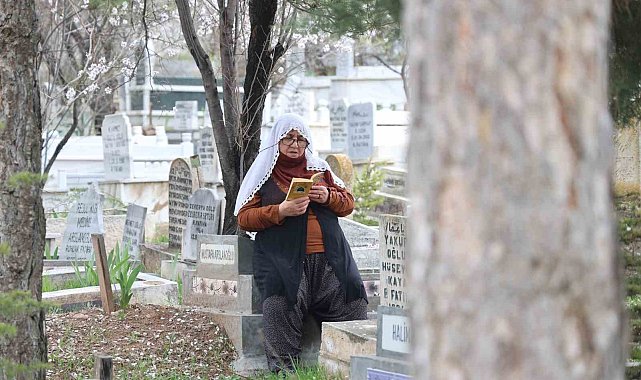 Elazığ'da mezarlıklarda yoğunluk