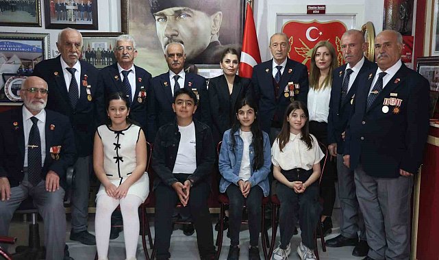 Elazığ'da öğrenciler, gazilerle bir araya gelerek şiirler okudu