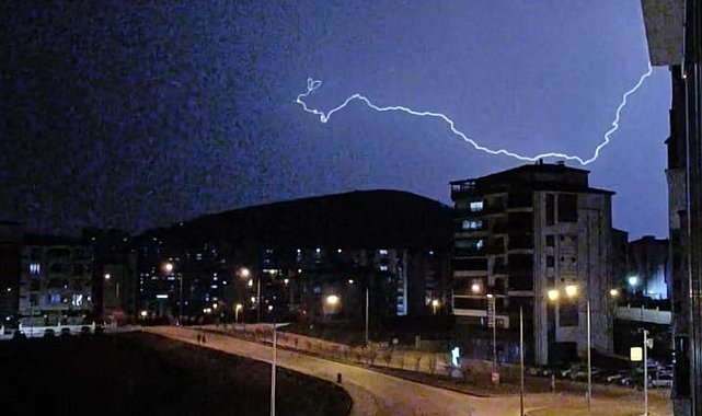 Elazığ'da şimşekler geceyi aydınlattı