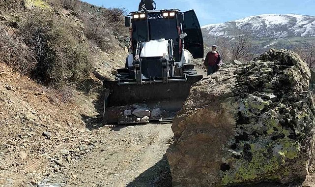 Elazığ'da yola düşen kaya parçaları kaldırıldı