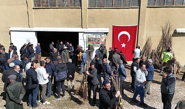 Erciş'te meyve fidanı dağıtıldı
