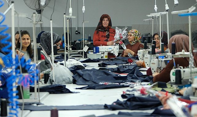 Erzincan Belediyesinde kadınlara çiçek takdimi