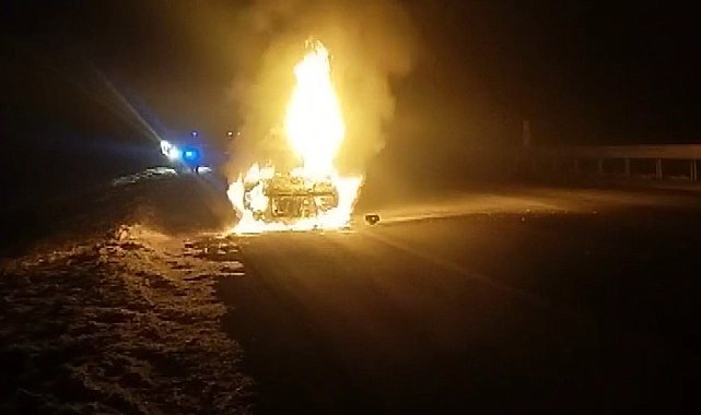 Erzincan'da Fiat Tofaş araç alev alev yandı