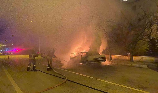 Erzincan'da Fiat Tofaş araç alev alev yandı