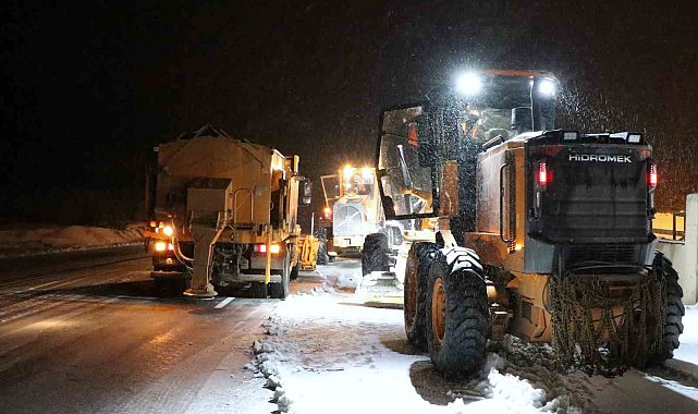 Erzincan'da kar ve tipi geçitlerde ulaşımı aksattı