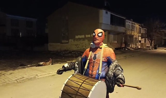 Erzincan'da örümcek adamlar davul zurna çalıp manilerle sahura kaldırdılar