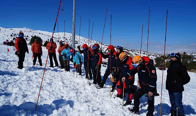 Erzincan'daki Ergan Dağı'nda çığda arama kurtarma tatbikatı yapıldı