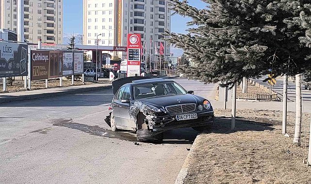 Erzurum'da iki araç kafa kafaya çarpıştı