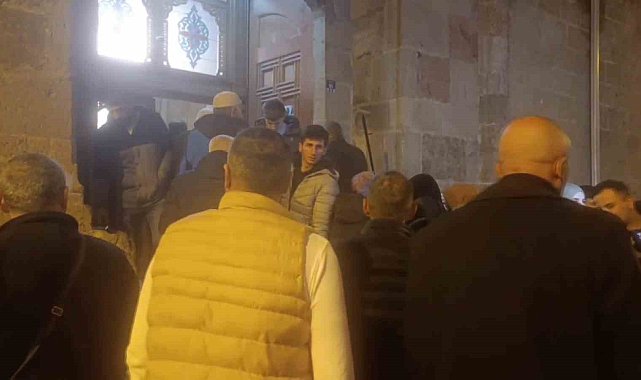 Erzurumlular Kadir Gecesi'nde tarihi camilere akın etti