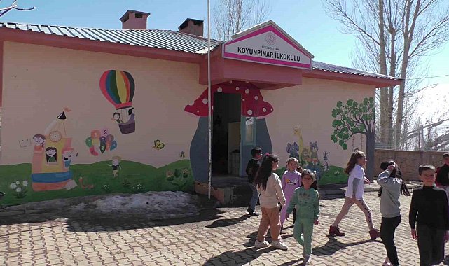 Fedakar öğretmen okulunu yeniledi
