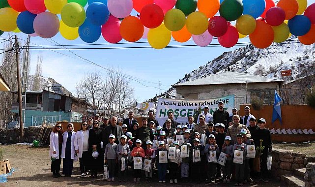 Fidanlar çocukların elinde toprakla buluştu