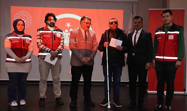 Gazi Sedat Aktaş'a anlamlı destek: Akıllı baston takdim edildi