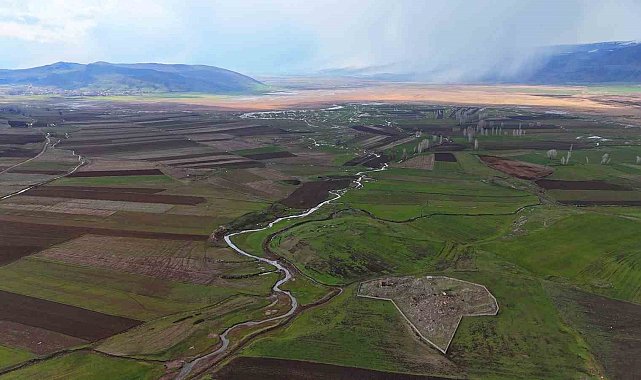 Gölbaşı beldesindeki menderesler görsel şölen oluşturdu