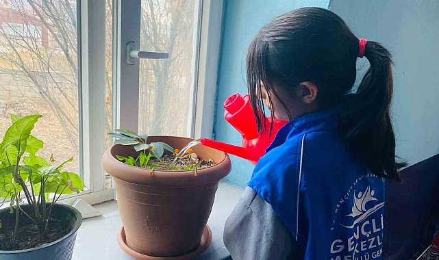Gönüllü gençler cami temizliği yaptı