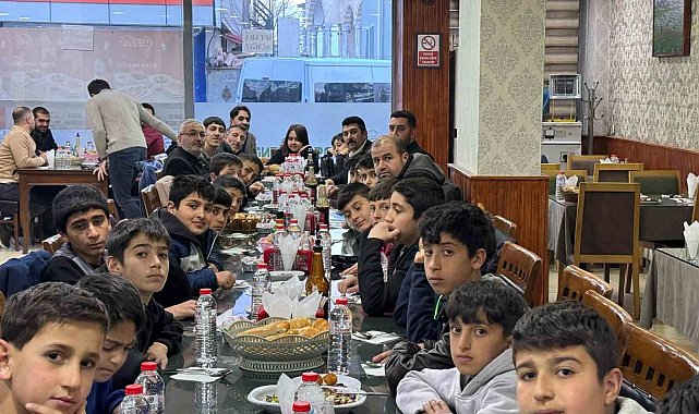 Hafızlık öğrencilerine anlamlı iftar yemeği