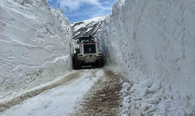 Hakkari'de 5 metreyi aşan karda yol açma çalışması