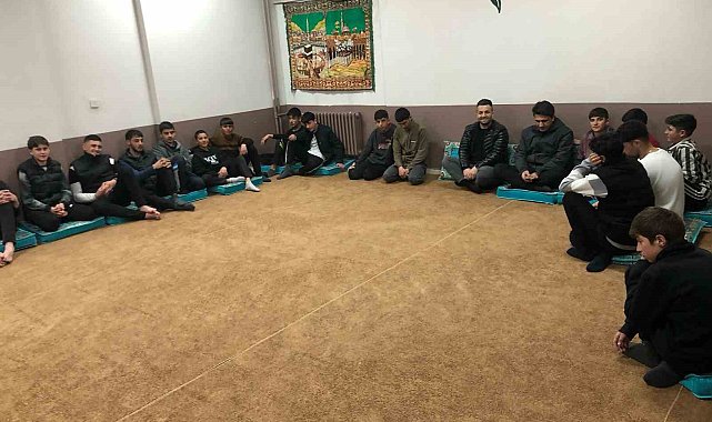 Hamur İlçe Milli Eğitim Müdürü Mehmet Özmüş, öğrencilerle bir araya geldi