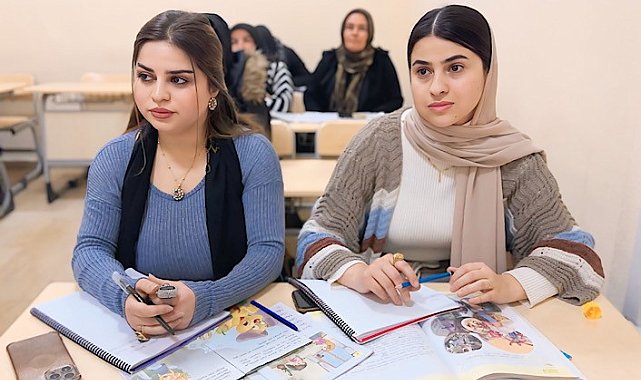 Irak ve İran&#039;dan gelenler Yüksekova&#039;da okuma yazma öğreniyor