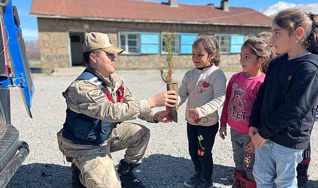 Jandarma ve öğrencilerden fidan dikme etkinliği