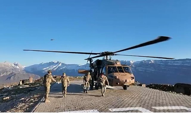Kara Kuvvetleri Komutanı Orgeneral Bayraktaroğlu, sınırdaki Mehmetçikle iftar açtı