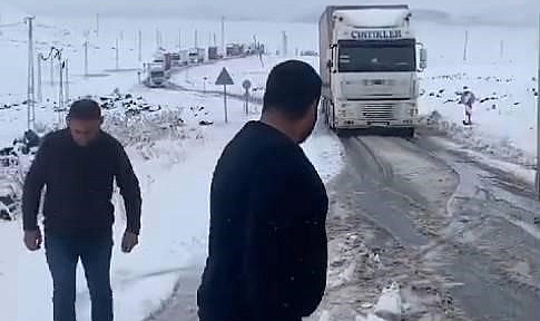 Kars-Ardahan karayolunda yoğun kar yağışı etkili oldu