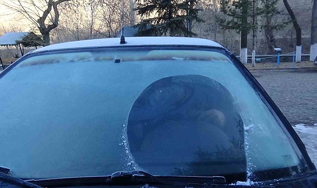 Kars eksi 10'u gördü, araçların camları dondu