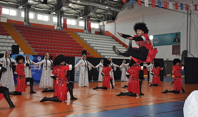 Kars'ta kulüpler arası folklor yarışması yapıldı