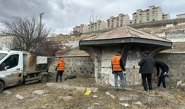 Kars'ta mezarlıklarda bakım çalışmaları devam ediyor