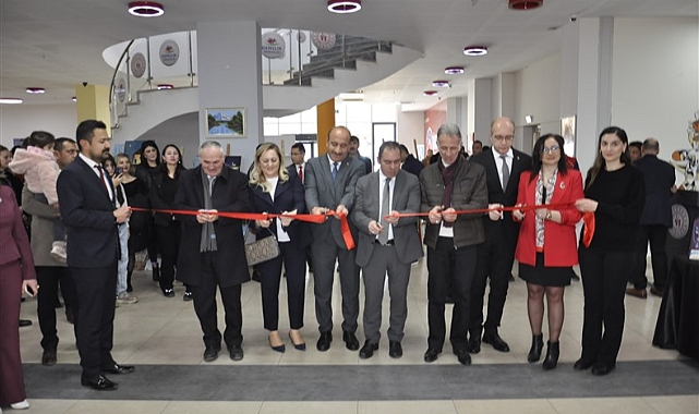 Kars Türk Eğitim Sen'den "Kadın ve Sanat" temalı sergi 