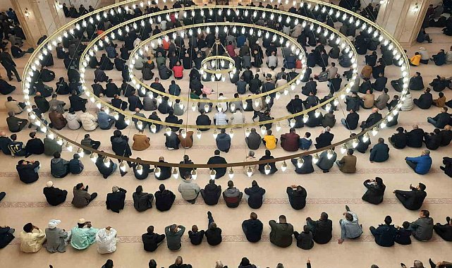 Kars'ta bayram namazında camilere akın