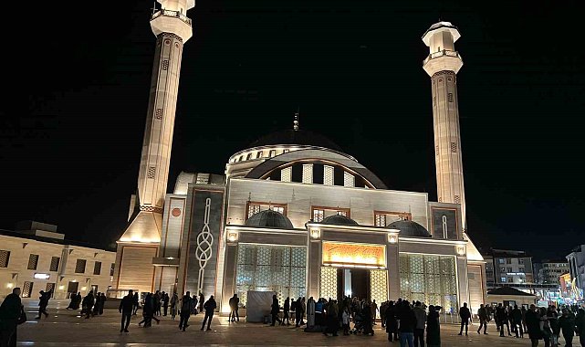 Kars'ta Kadir Gecesi'nde camiler doldu taştı