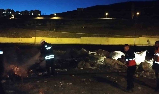 Kars'ta seyir halindeki kamyonette yangın
