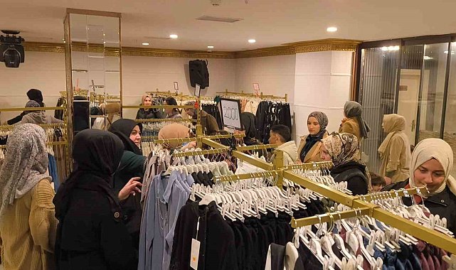 Kars'ta tesettür giyim festivaline yoğun ilgi