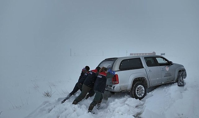 Kars'ta zorlu kış şartlarda ekipler hayvanları aşılıyor