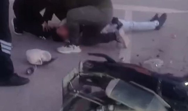 Kazada yaralanan motosiklet sürücüsüne, yoldan geçen doktor müdahale etti