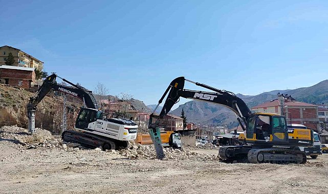 Keban'da molozlar ilçe dışına taşınıyor