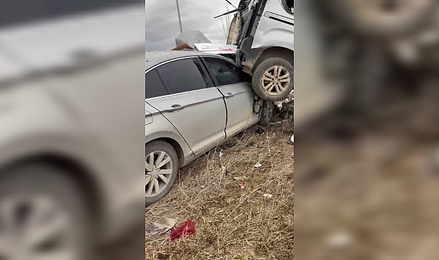 Kontrolden çıkan otomobil park halindeki araca çarptı