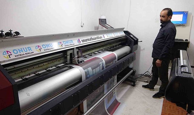 Malatya'da depremde iş yeri yıkılan esnaf, atölyeye çevirdiği evinde üretime devam ediyor