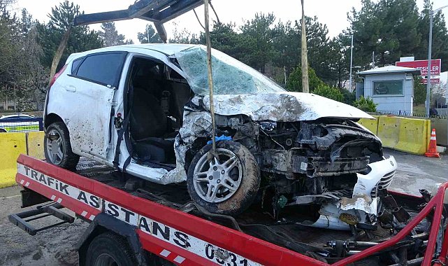 Malatya&#039;da kontrolden çıkan otomobil 2 araca çarparak durabildi: 3 yaralı