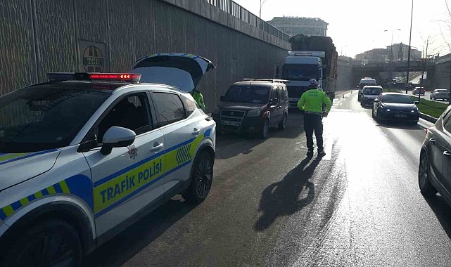 Malatya'da şaftı kırılan tır trafiği kilitledi